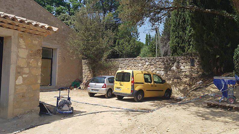 Restauration d'une cour intérieure végétalisée pour un Mas ancien dans le Luberon