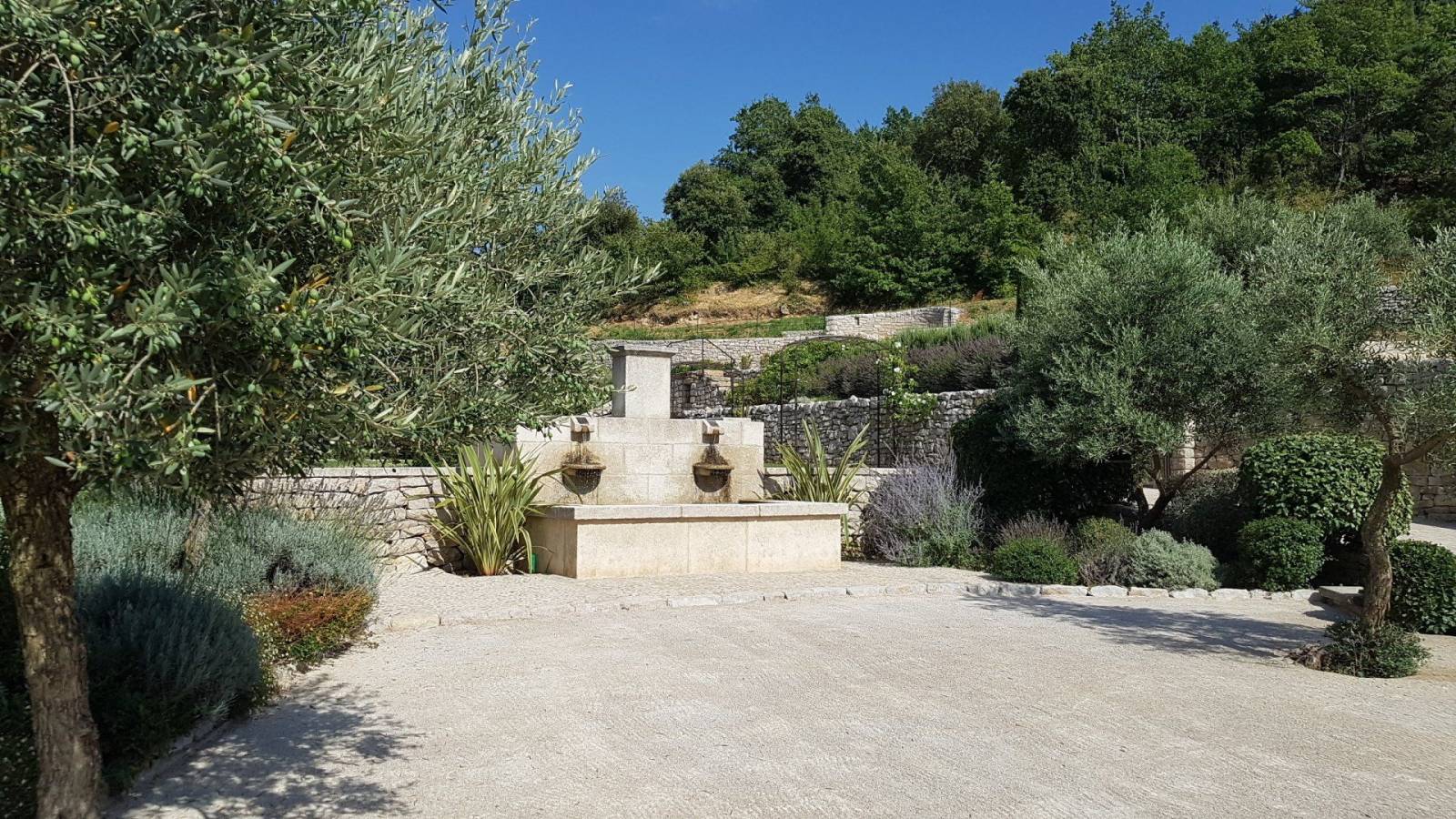 Restauration et végétalisation de restanques pour une Bastide dans le Haut-Var à Artigues