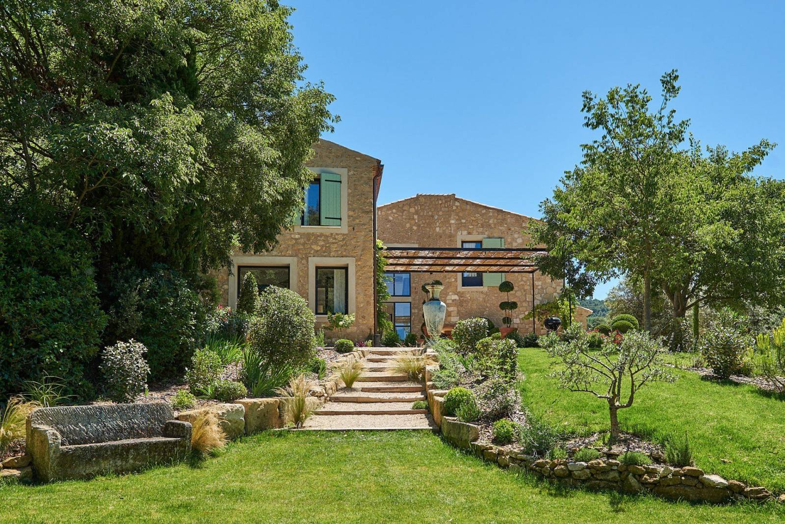 Allées sinueuses : une invitation à la découverte des espaces verts du domaine de Lourmarin