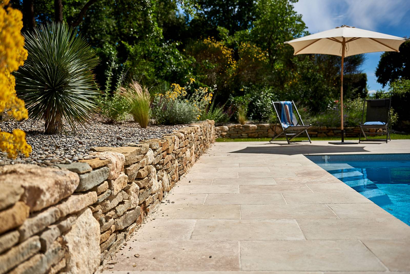 Montage d'un mur en pierre sèche à Rians dans le var