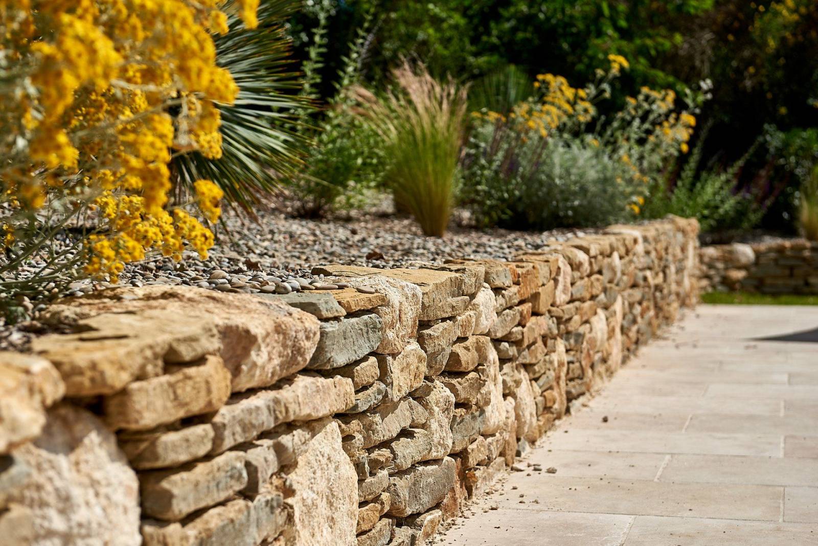Murets et plantations dans un  jardin Provençale dans une Résidence à Villelaure