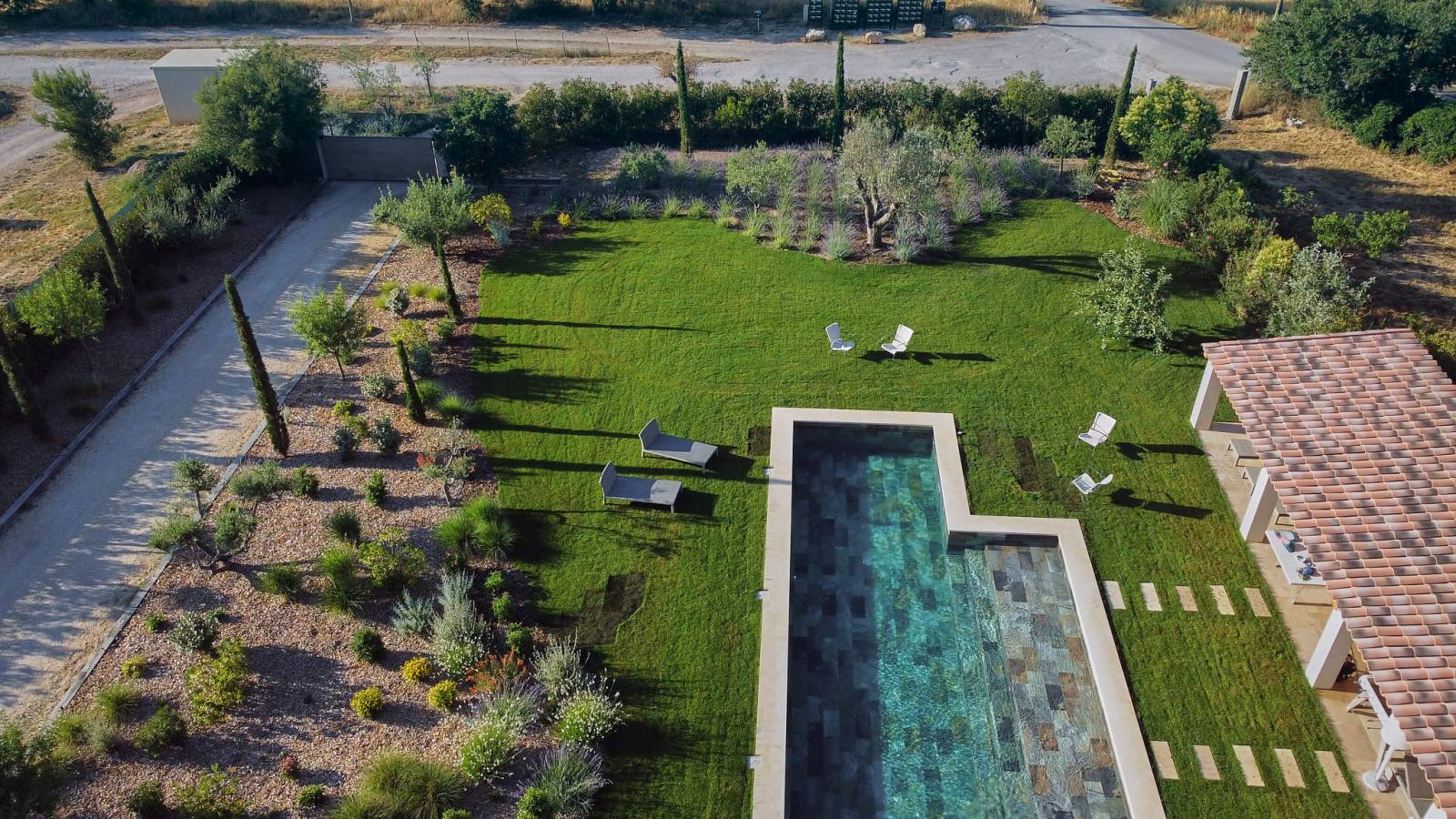Conception d'un jardin fleuri autour d'un Pool house à Ventabren