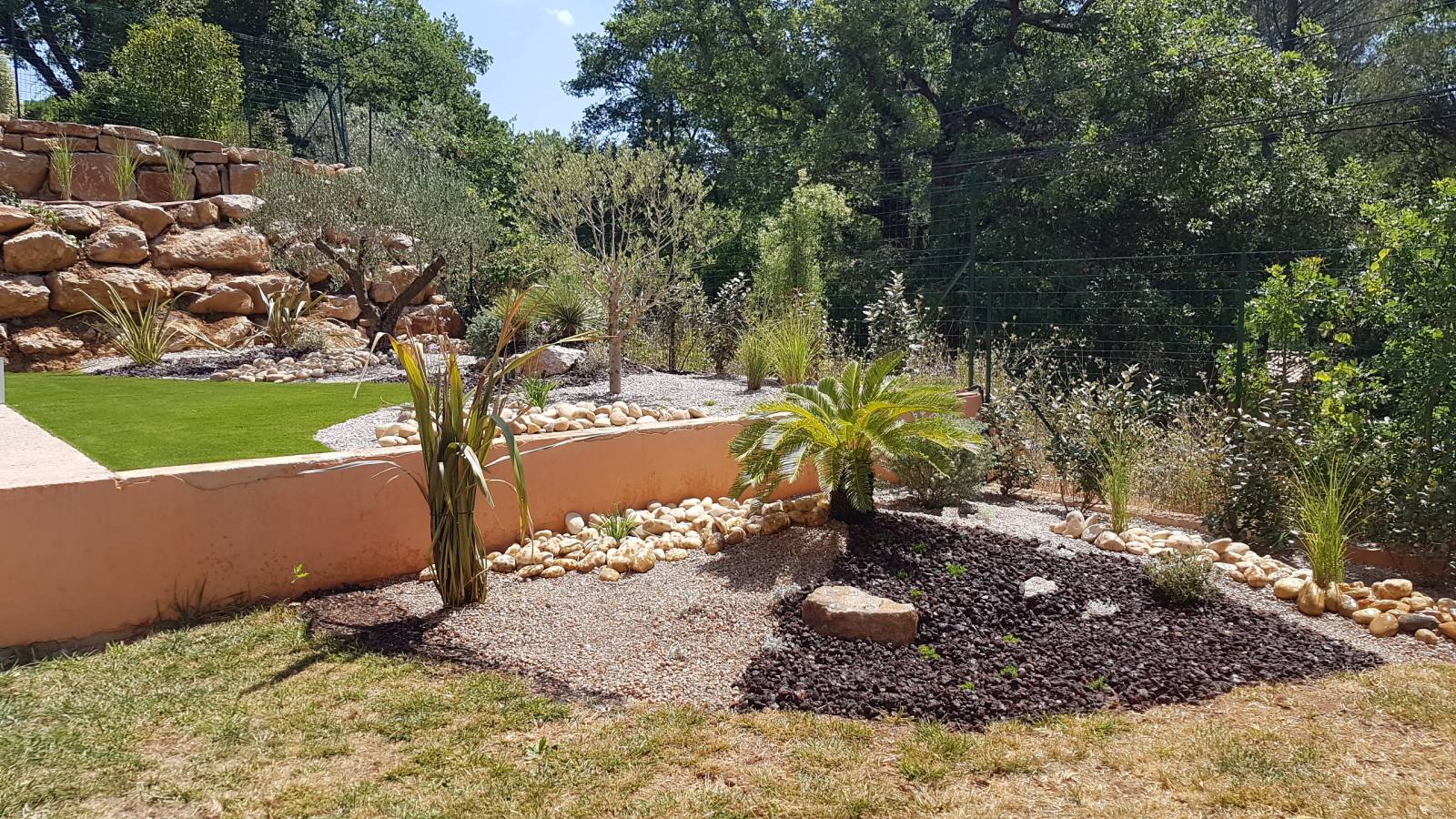 Création d'un massif Méditerranéen à Trets dans les bouches du Rhône