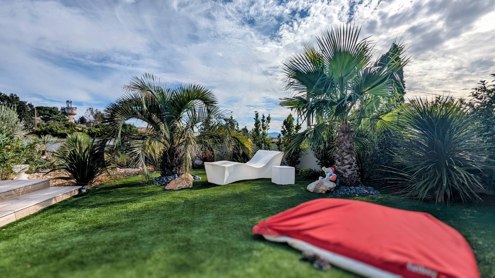 Aménagement des espaces extérieurs autour de la piscine, à Jouques dans les Bouches-du-Rhône