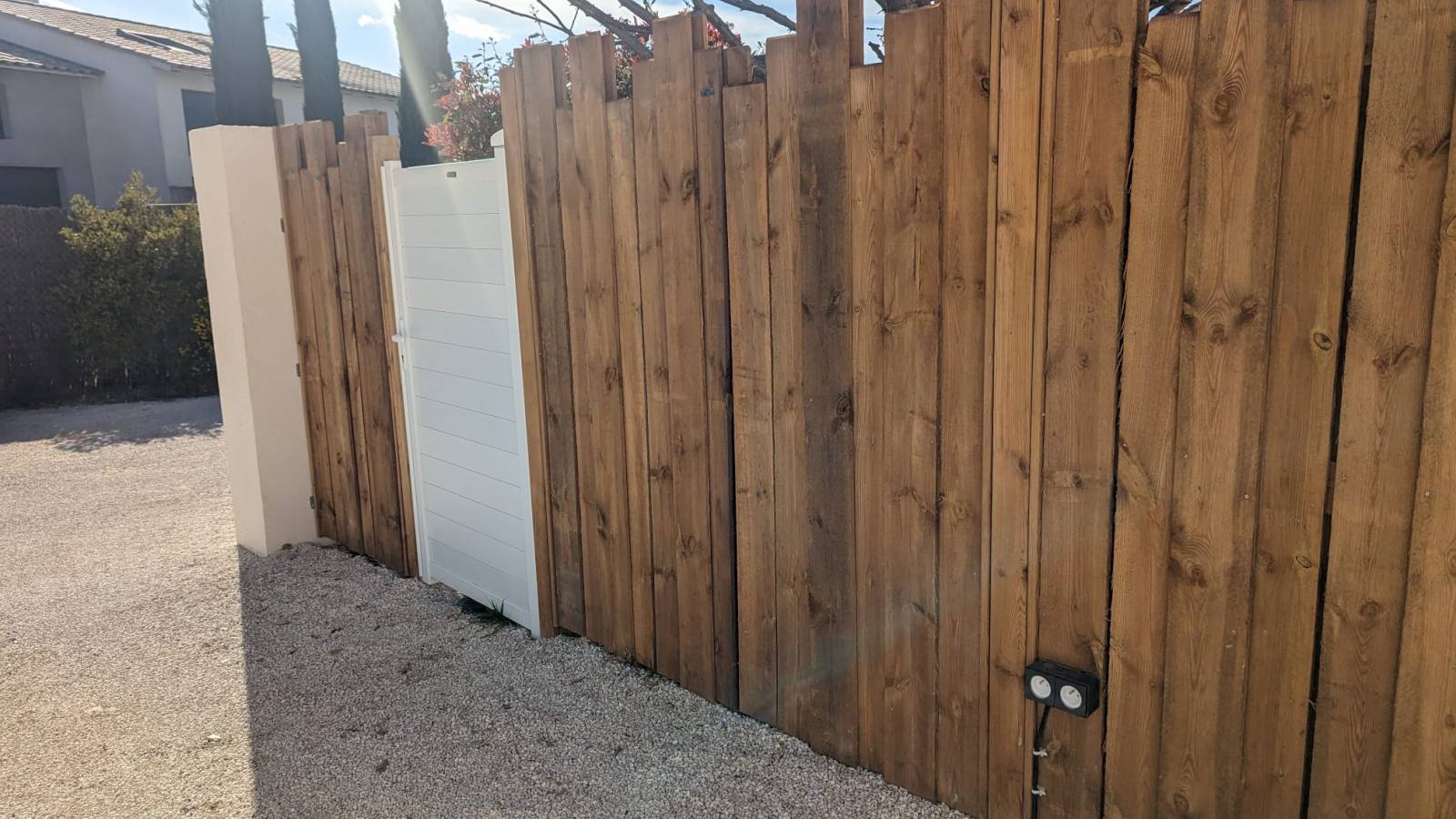 Pose d'une clôture à Celony dans les Bouches-du-Rhône