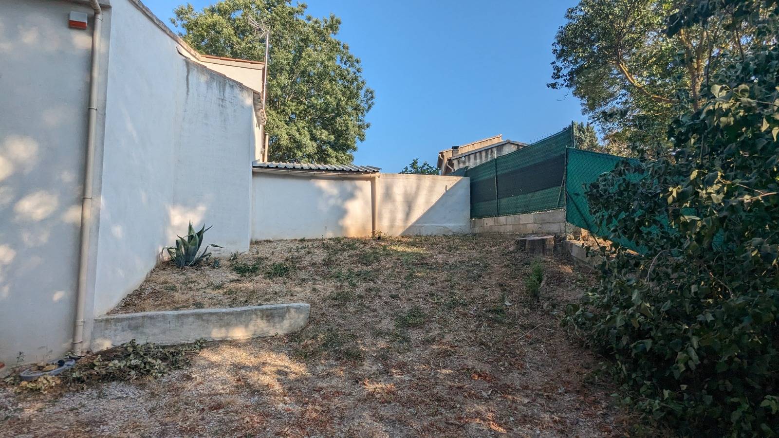 Aménagement d'une entrée de propriété à Rians