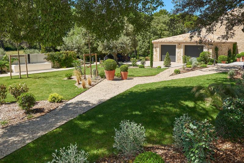 Restauration d'une cour intérieure végétalisée pour un Mas ancien dans le Luberon