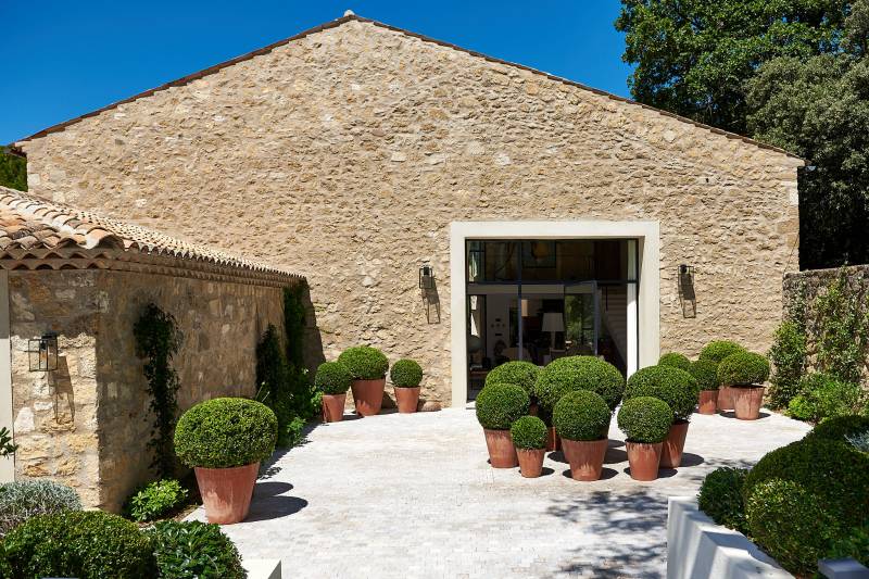 Restauration d'une cour intérieure végétalisée pour un Mas ancien dans le Luberon