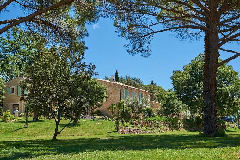 Massifs floraux captivants : des couleurs éclatantes embellissent le paysage de Lourmarin