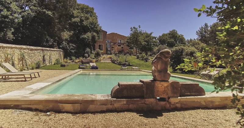 Grave harmonieuse : un revêtement de sol esthétique et pratique au domaine de Lourmarin