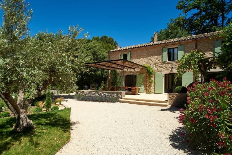 Bordures en métal élégantes : un contraste subtil entre structure et nature à Lourmarin