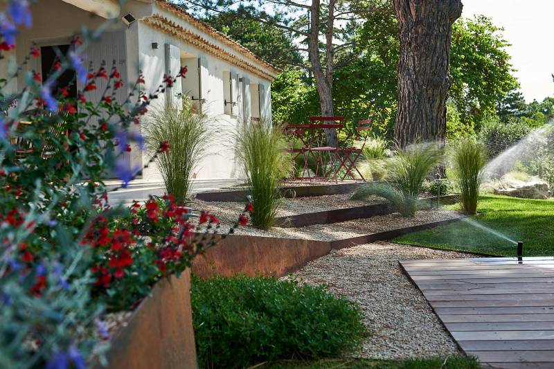 Jardin avec des bouts de métal à Aix en Provence dans le 13