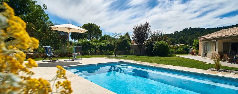 Murets et plantations dans un  jardin Provençale dans une Résidence à Villelaure