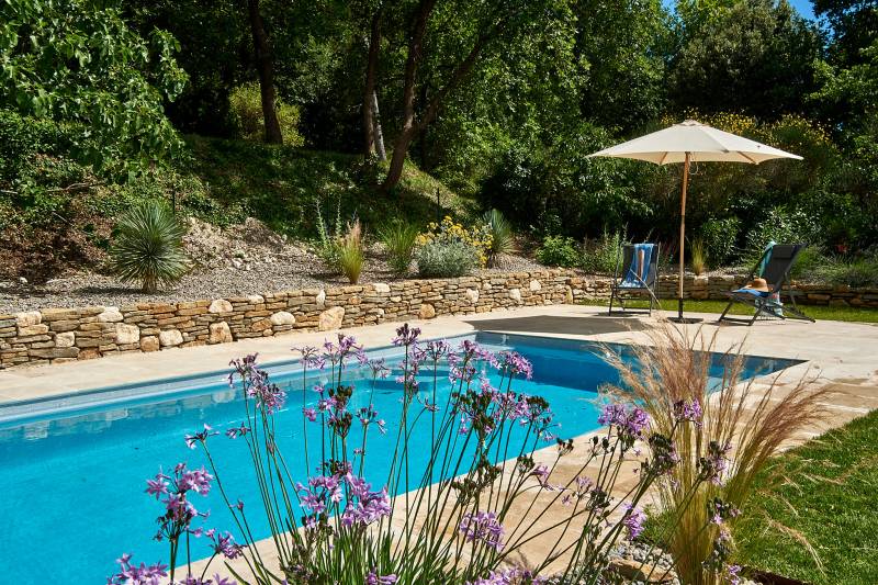 Aménagement de jardin autour d'une piscine à Aix en provence