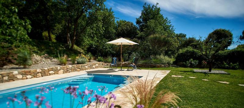 Murets et plantations dans un  jardin Provençale dans une Résidence à Villelaure