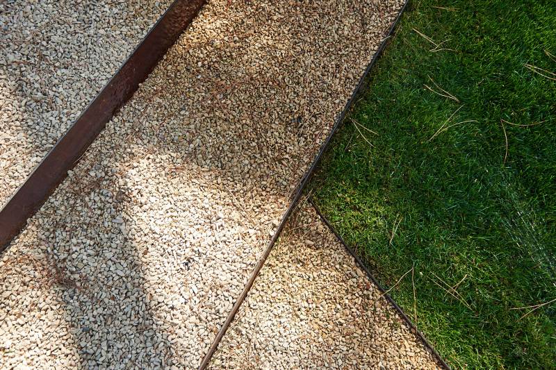 Jardin avec des bouts de métal à Aix en Provence dans le 13