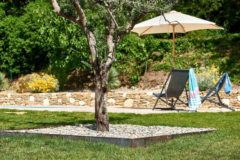 Murets et plantations dans un  jardin Provençale dans une Résidence à Villelaure