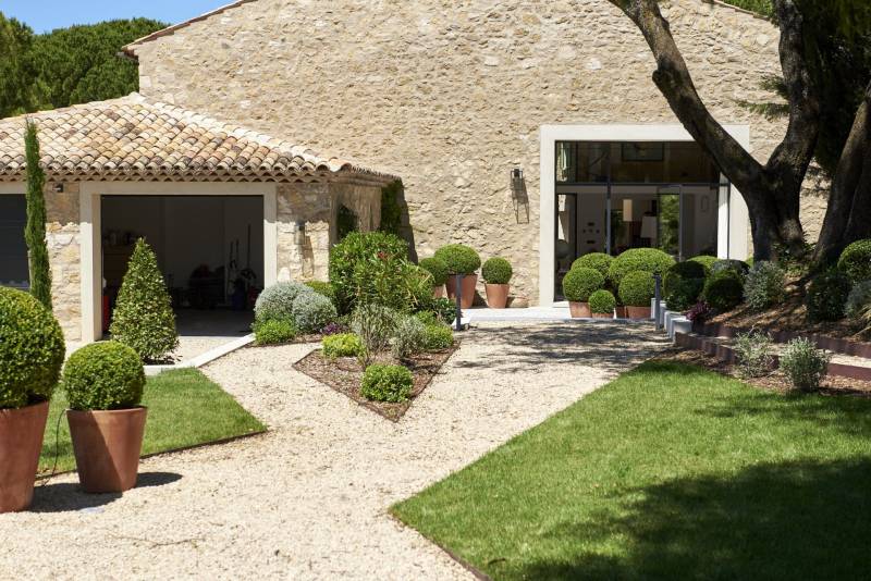 Restauration d'une cour intérieure végétalisée pour un Mas ancien dans le Luberon
