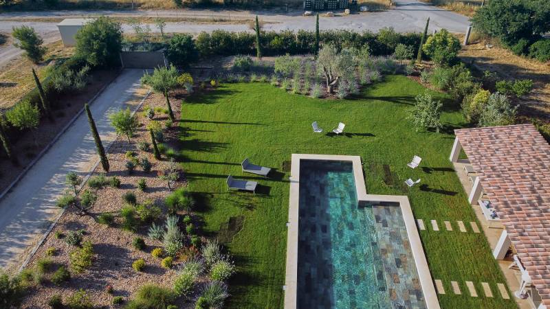 Conception d'un jardin fleuri autour d'un Pool house à Ventabren