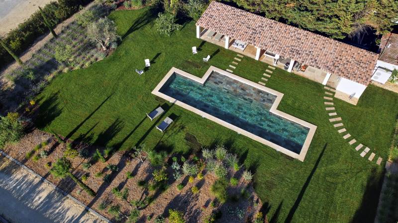 Conception d'un jardin fleuri autour d'un Pool house à Ventabren