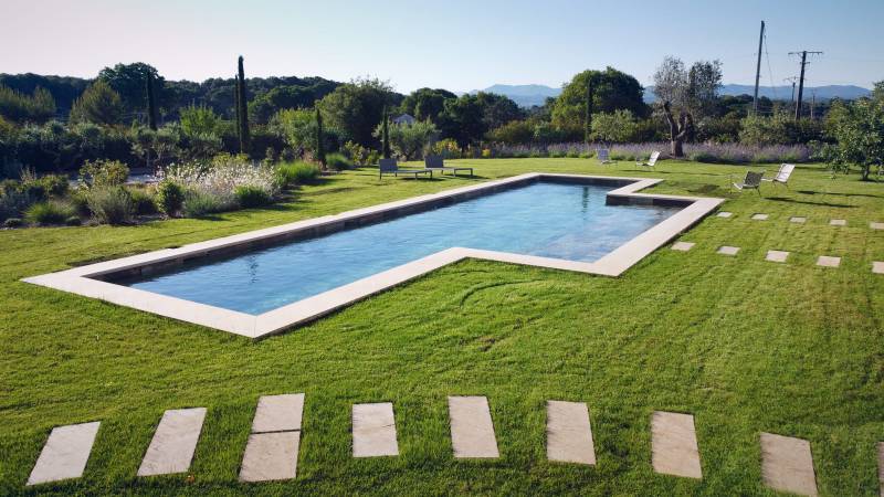 Conception d'un jardin fleuri autour d'un Pool house à Ventabren