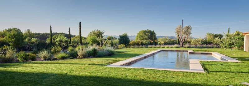 Conception d'un jardin fleuri autour d'un Pool house à Ventabren
