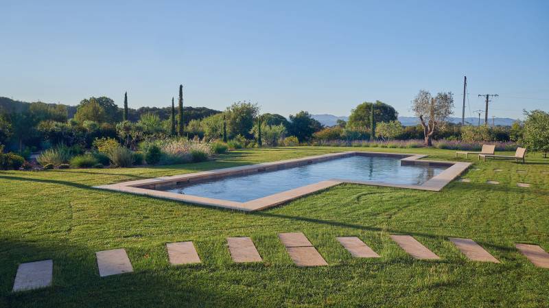 Conception d'un jardin fleuri autour d'un Pool house à Ventabren