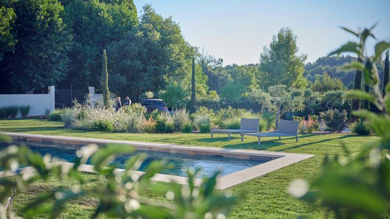 Conception d'un jardin fleuri autour d'un Pool house à Ventabren