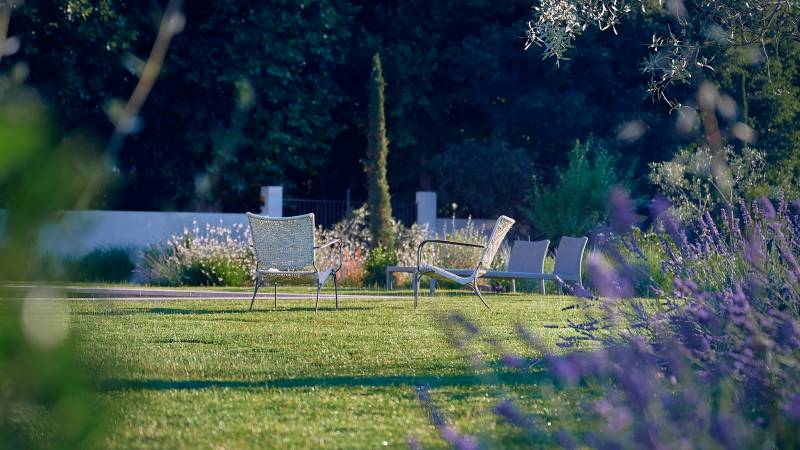 Conception d'un jardin fleuri autour d'un Pool house à Ventabren
