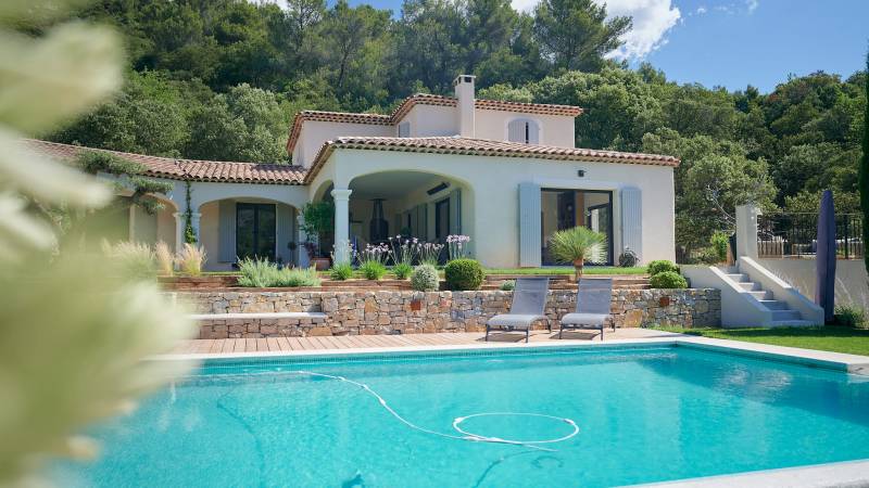 Aménagement de jardin autour d'une piscine au pied de la Sainte Victoire