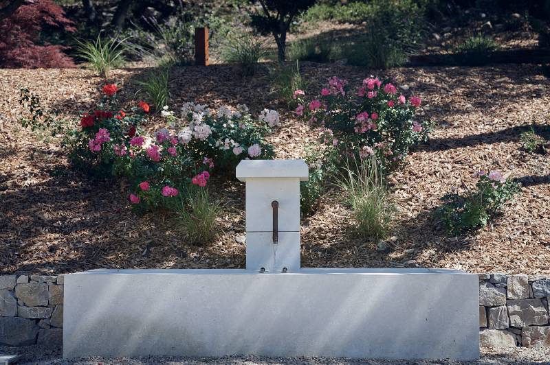 Fontaine en pierre de taille blanche Sainte Victoire