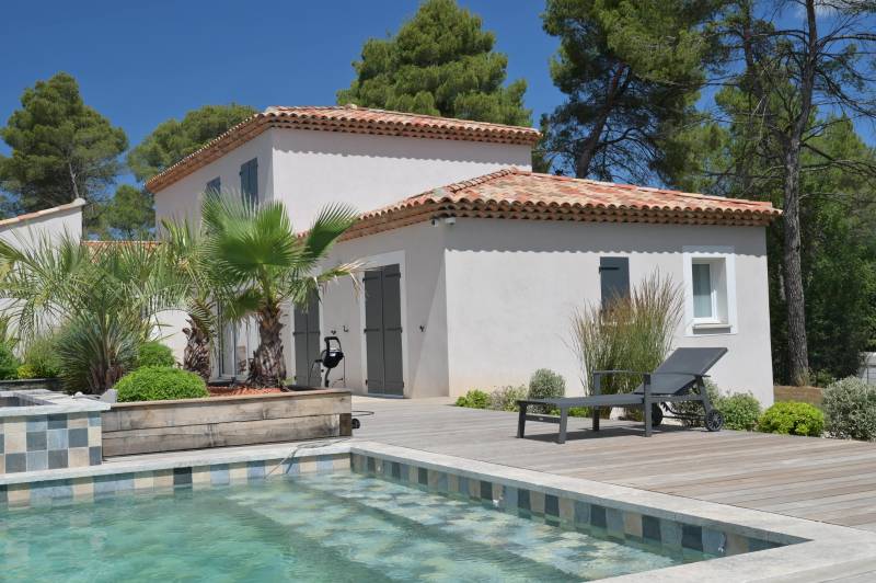 Plantation aux abords d'une piscine à Jouques dans les bouches du Rhône