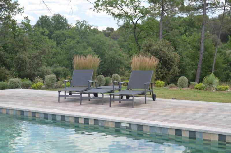 Plantation aux abords d'une piscine à Jouques dans les bouches du Rhône