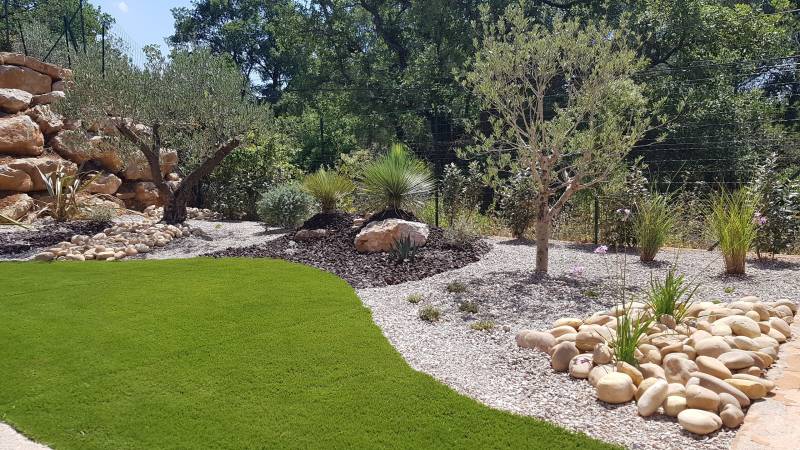 Création d'un massif Méditerranéen à Trets dans les bouches du Rhône
