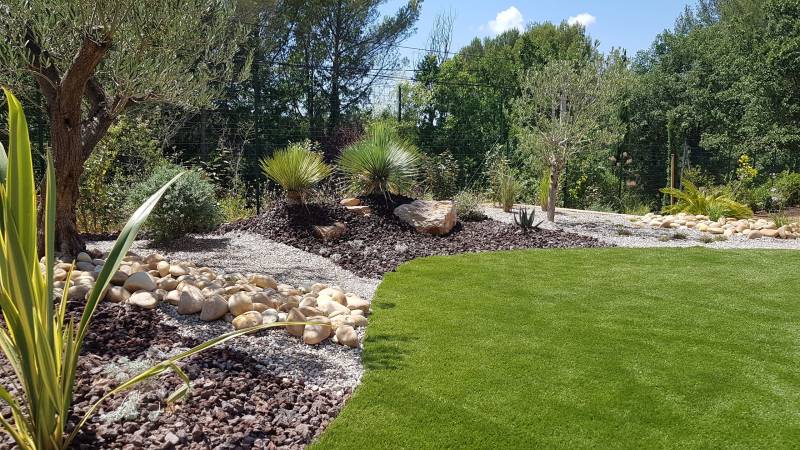 Création d'un massif Méditerranéen à Trets dans les bouches du Rhône