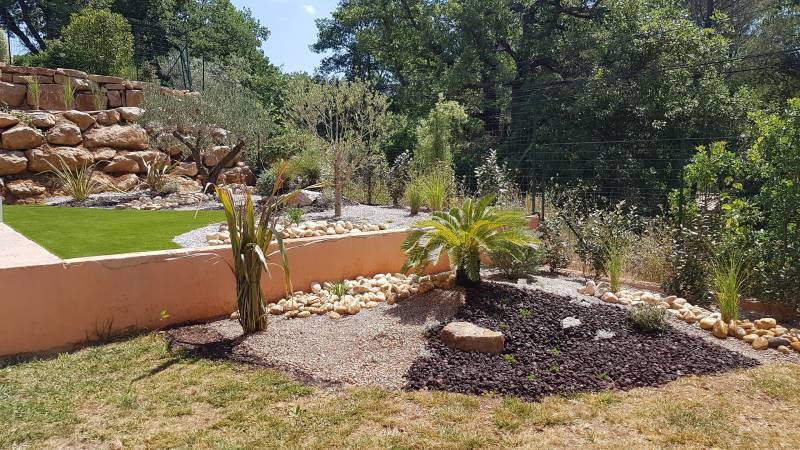 Création d'un massif Méditerranéen à Trets dans les bouches du Rhône