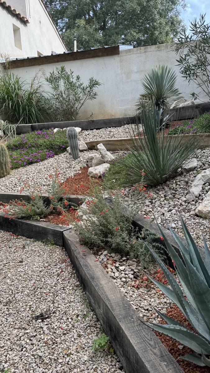 Aménagement d'une entrée de propriété à Rians