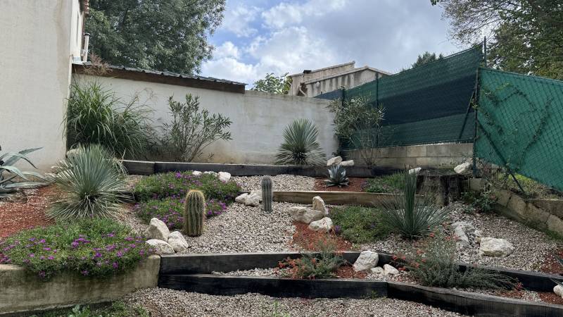 Aménagement d'une entrée de propriété à Rians