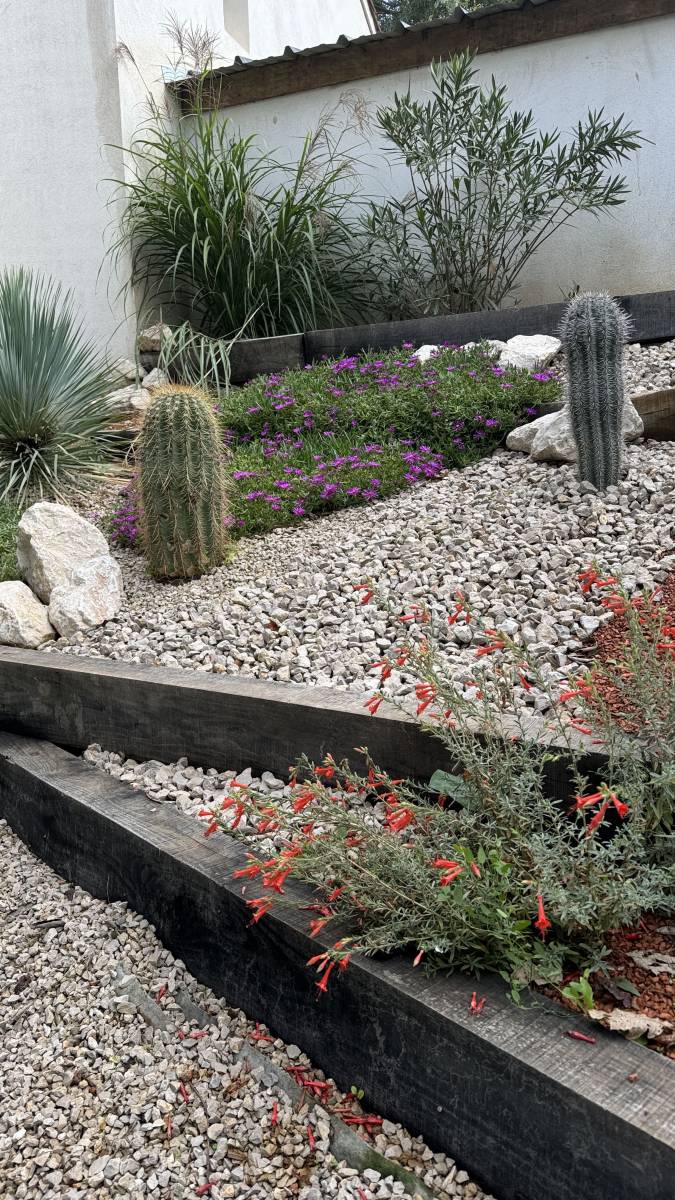 Aménagement d'une entrée de propriété à Rians