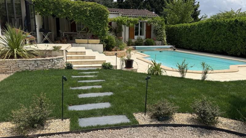 Entrée jardin vinon en pas japonais