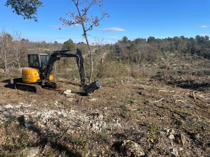 Débroussaillage à Pourrières dans le Var