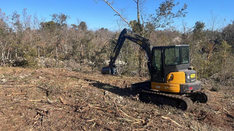 Débroussaillage à Pourrières dans le Var
