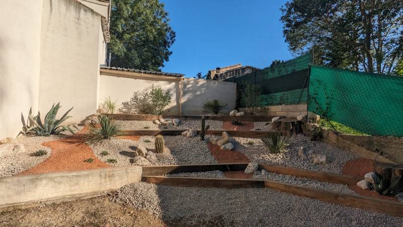 Aménagement d'une entrée de propriété à Rians